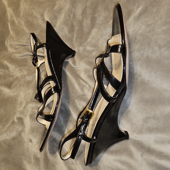 Elegant Black and White Strappy PRADA Sandals - Picture 4 of 5